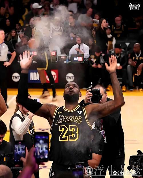 詹姆斯弧顶制导三分命中 莫兰特滞空抛射强力回敬